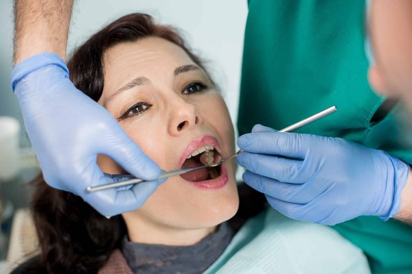 Comment les cliniques dentaires traitent-elles les dents sensibles ?
