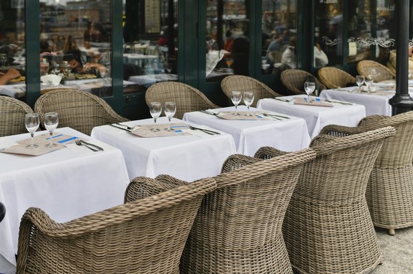 Quelles sont les options de choix pour les clients dans le restaurant de la Tour Eiffel?