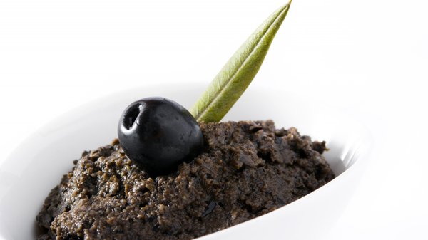 Nouvelle tendance culinaire : la tapenade noire revisite les apéritifs