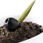 Nouvelle tendance culinaire : la tapenade noire revisite les apéritifs